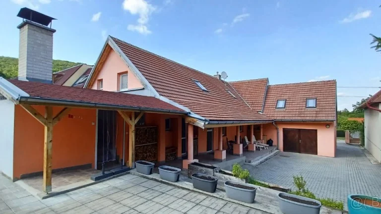 Na predaj krásny, slnečný 7. izbový rodinný dom s komplet vš