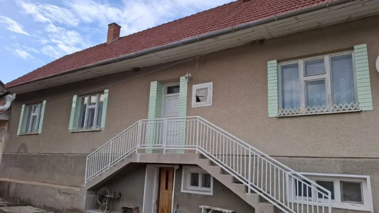 Na predaj rodinný dom s veľkým pozemkom 2303 m2 v obci Hradi
