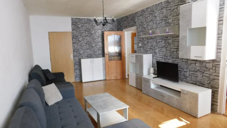 Znížená cena Na predaj 3 izbový byt s komorou 74 m2 v centr