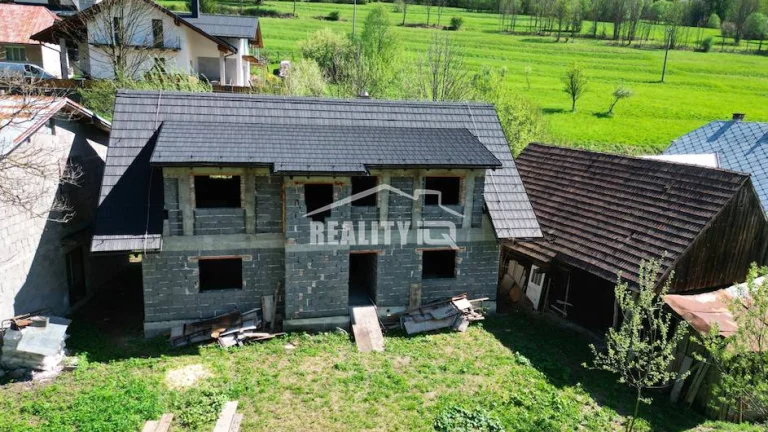 Exkluzívne na predaj 4-apartmánový dom s pozemkom 2400 m2, T