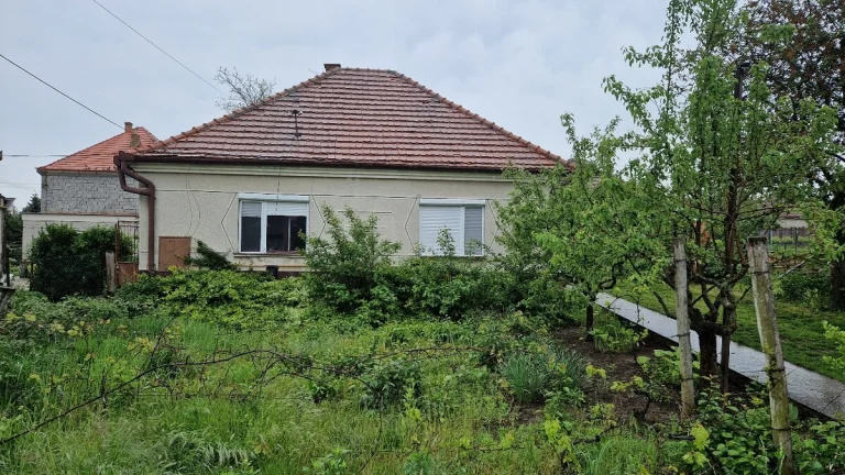 AKCIA Na predaj 3-izbový rodinný dom s garážou v Dulovciac