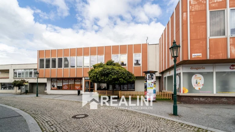 Na prodej obchodní prostor o velikosti 832m2 v centru Karvin