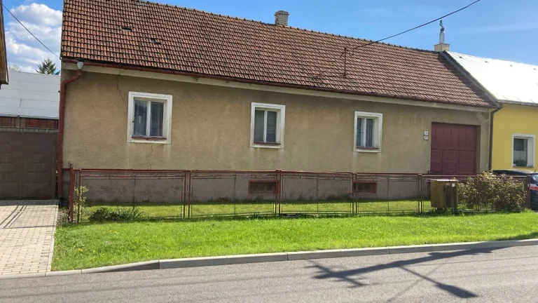 Dom v centre Trstenej