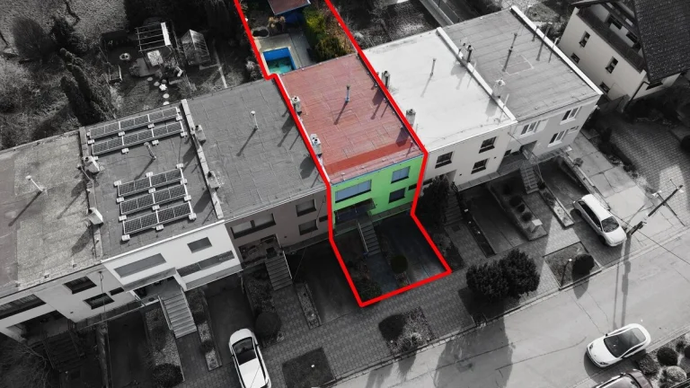 Prodej rodinného domu 5+kk ( 219 m2) s garáží a bazénem, B