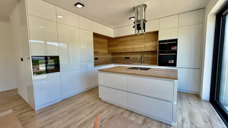 Prodej rodinného domu 5+kk (211 m2) s garáží, pozemek 467