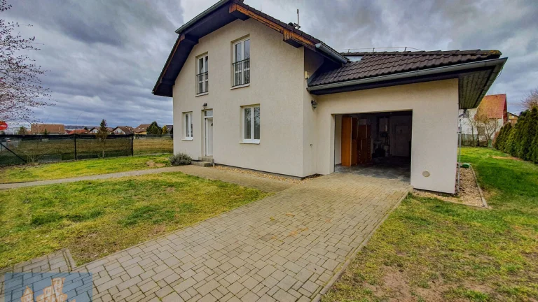 Pronájem hezkého rodinného domu (196 m2) se zahradou, Praha
