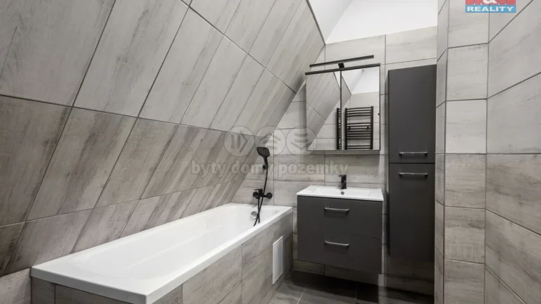 Prodej rodinného domu, 135 m², Kmetiněves