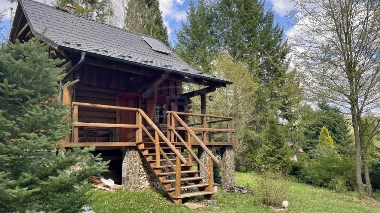 Kanadský zrub pod lesom neďaleko Košíc