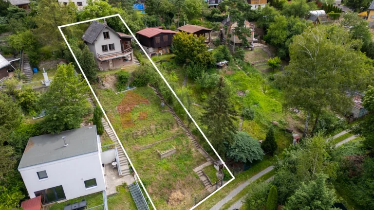 Prodej stavebního pozemku s chatou ve Statenicích