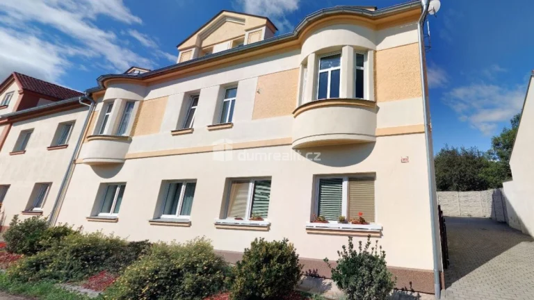 K prodeji, částečně vybavený byt 3+kk s parkovacím stáním, u