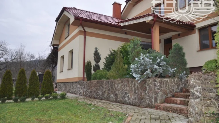 Na predaj vila s bazénom a saunou v tichej lokalite, Krčava
