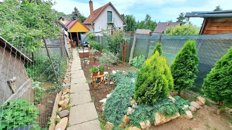 Viničný domček so záhradou Levice