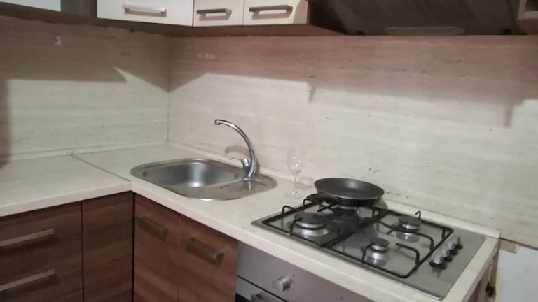 Prenájom VEĽKÝ 1-izbový byt s balkónom v Leviciach