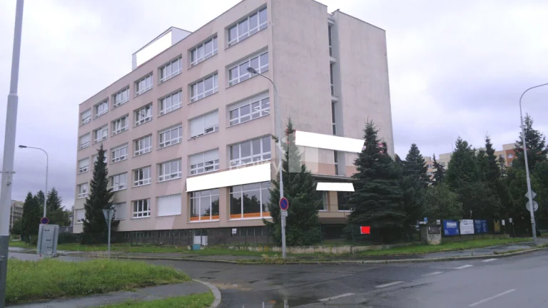 Pronajmeme kancelář – 17 m² v administrativní budově se služ