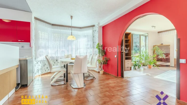 Prodej rodinného domu 6+1 328 m2, pozemek 528 m2 - Uherské