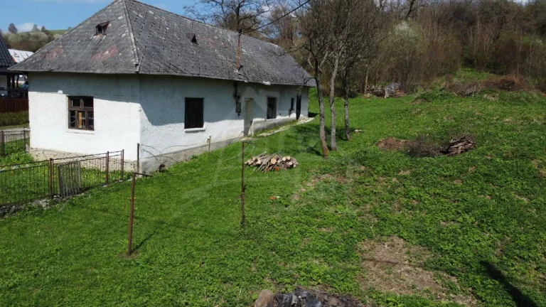 Veľký stavebný pozemok (1 ha) s vidieckym domom v tichej l