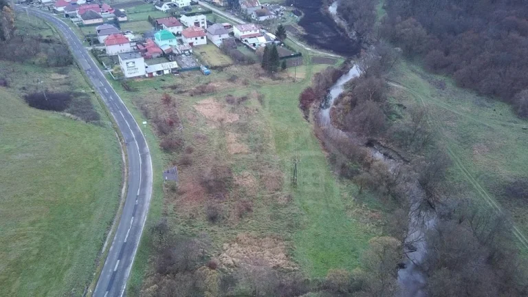 Výrazná zľava - Priestranný investičný pozemok v obci Ubľ