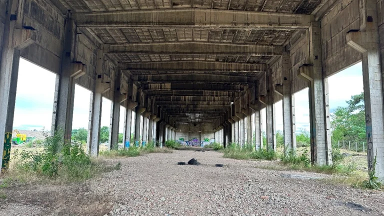 Pronájem zastřešeného pozemku o velikosti až 2.550 m2
