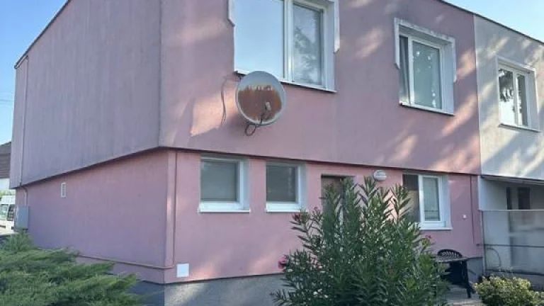 PREDAJ : rodinný dom v radovej zástavbe, Komárno - Nová Strá