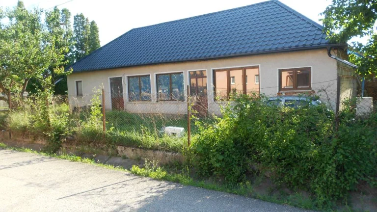 Na predaj : 3 izbový tehlový dom Hul , nová strecha