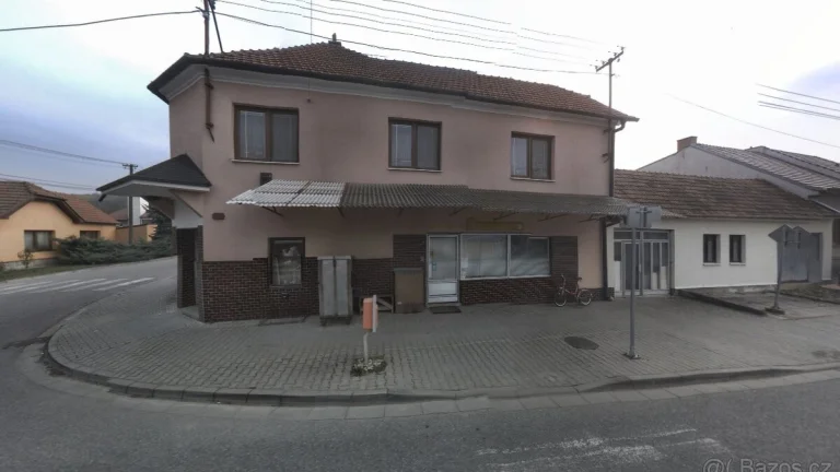 Prodej velkého domu v centru Dambořic