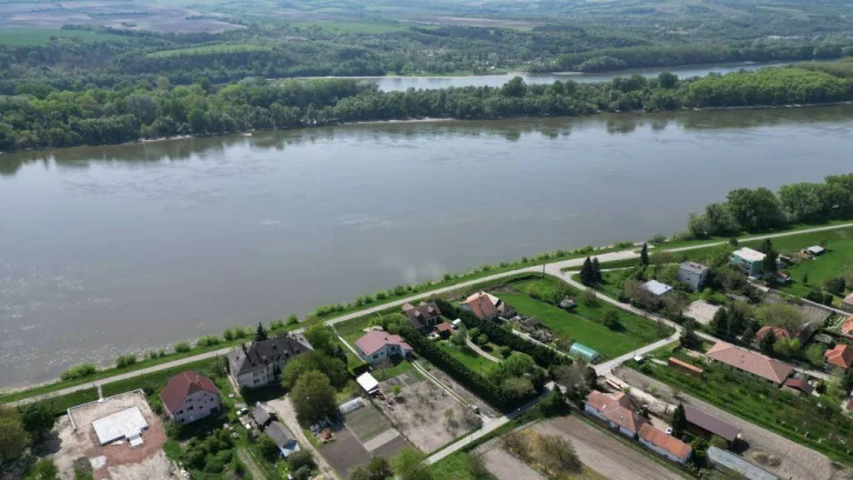 NA PREDAJ STAVEBNÝ POZEMOK NA BREHU DUNAJA, MOČA
