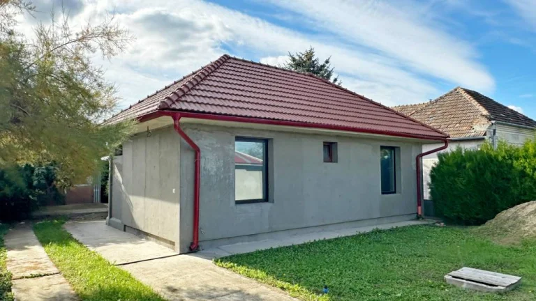 NA PREDAJ 3 IZBOVÝ RODINNÝ DOM S HALOU A BYTOVOU JEDNOTKOU