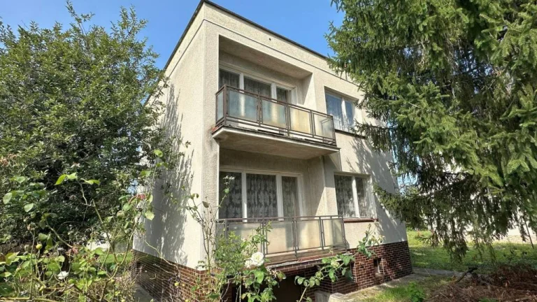 NA PREDAJ 4 IZBOVÝ RODINNÝ DOM S GARÁŽOU A KRÁSNYM POZEMKOM,