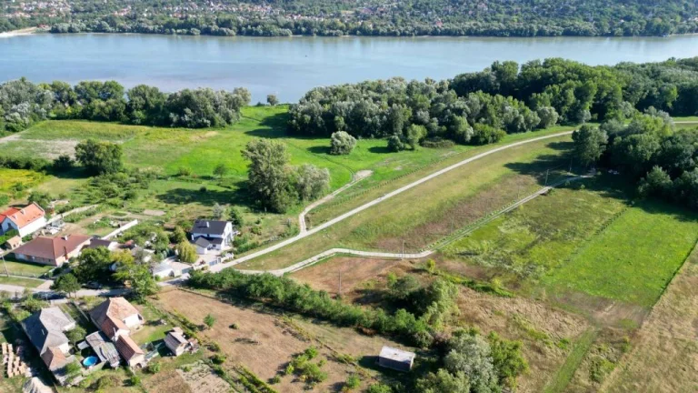 NA PREDAJ DREVENÝ DOMČEK NA KĽUDNOM MIESTE, V BLÍZKOSTI DUNA