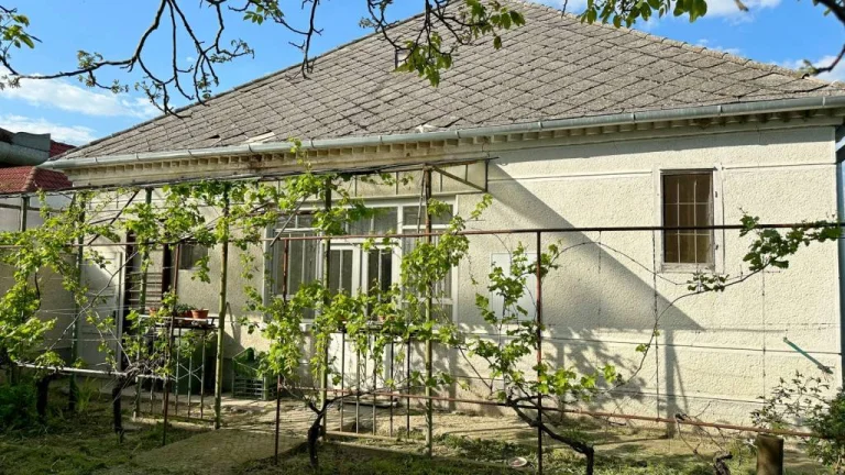 NOVÁ CENA RODINNÝ DOM NA 31 ÁROVOM POZEMKU V CENTRE OBCE