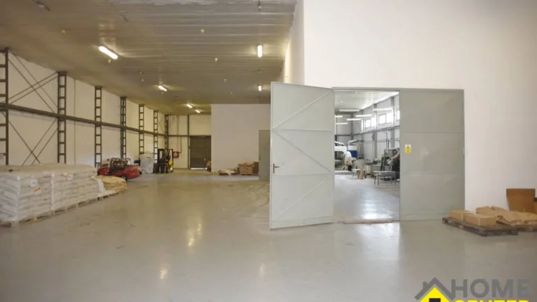 NA PREDAJ AREÁL S MUROVANOU HALOU, VÝROBNÝM PRIESTOROM, 6580