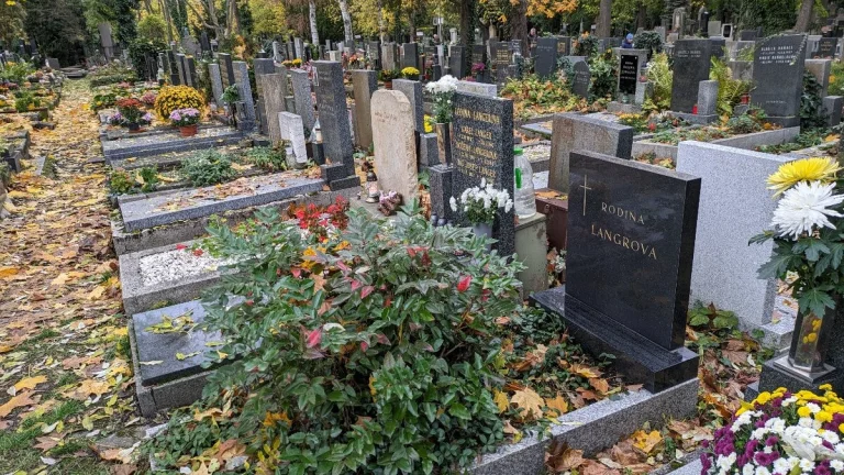 Olšanské hřb-centrální část,urnový hrob RODINA LANGROVA