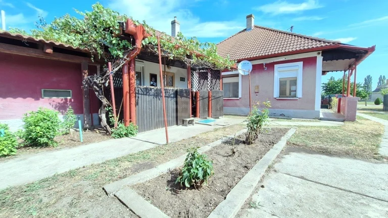 Pôvodný ihneď obývateľný dom v podunajskej dedinke Kravany
