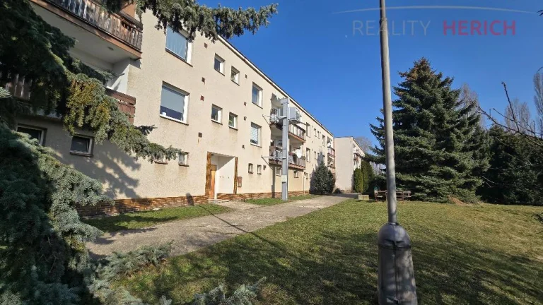 Pronájem cihlového bytu 3+1/B, 100 m2 + garáž, obec Všehrdy