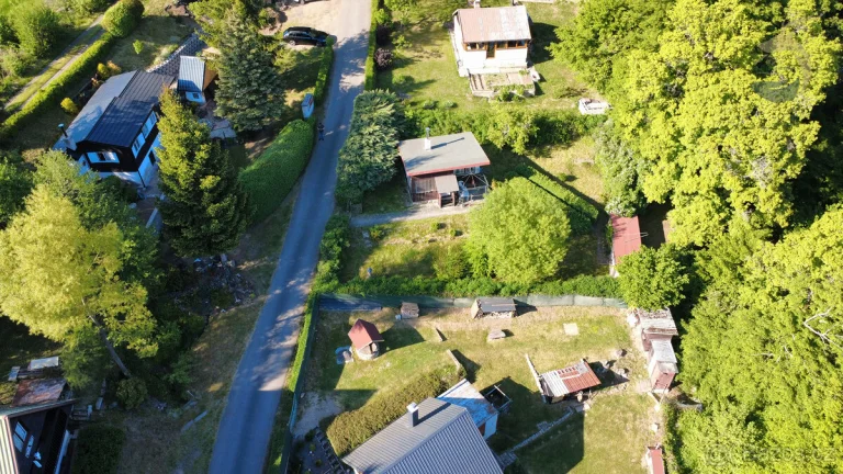Prodej stavebního pozemku s chatou o výměře 457 m² v malebné