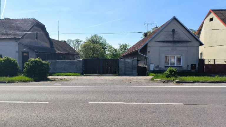 Nabízíme zemědělskou usedlost s 2 RD