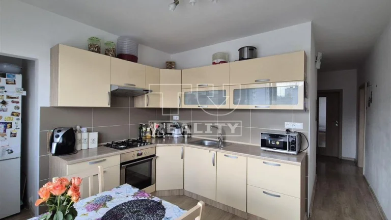 REZERVOVANÉ: 3 izbový byt Rozkvet, zrekonštruovaný, 68 m2
