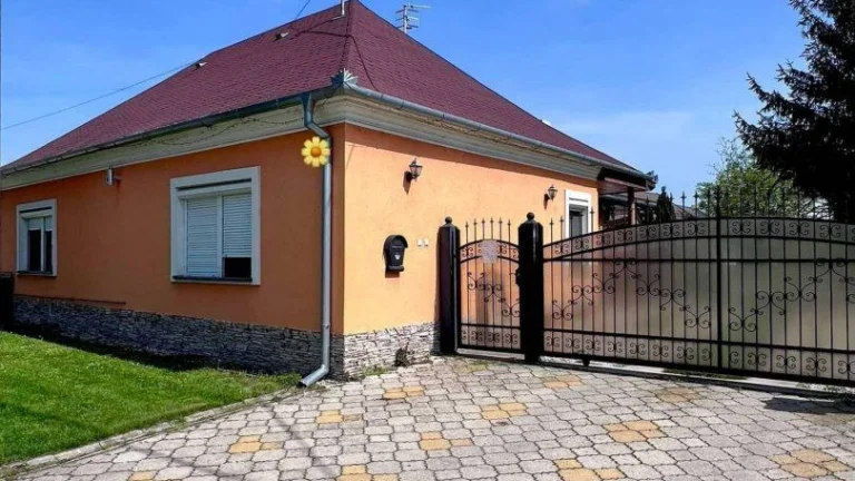 Predaj 4 izbový rodinný dom, krásnym veľkorysým pozemkom, Vr