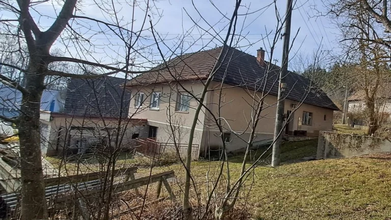 Ponúkame na predaj dom na polosamote v Jablonke