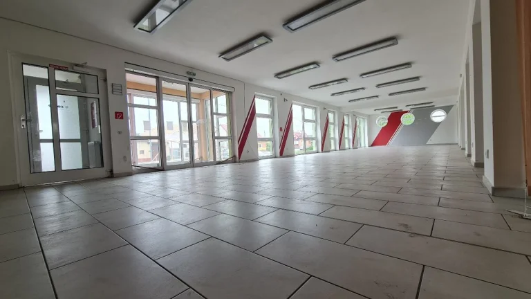 HOLÍČ: NA PRENÁJOM PRIESTOR VHODNÝ AKO "SHOWROOM"/OBCHOD/INÉ