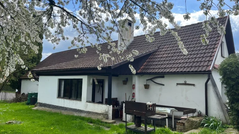 Na prodej: Kouzelná kamenná chalupa s rozlehlým pozemkem v o