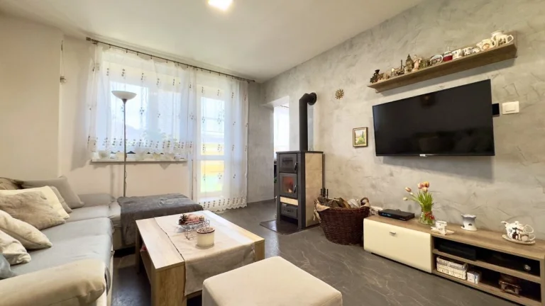 3 IZB. BYT S LOGGIOU, GARÁŽOU A ZÁHRADOU S ALTÁNOM, 68M2, KO