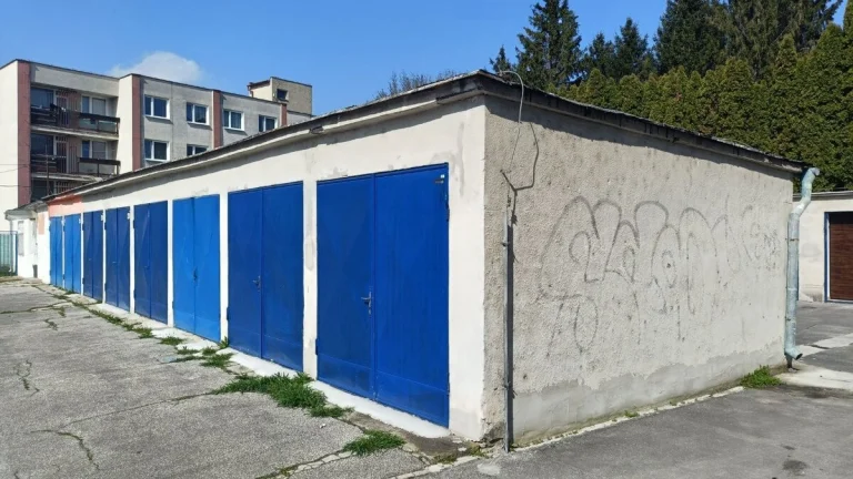 NA PREDAJ 3 GARÁŽE, ŠTEFÁNIKOVA UL., SENICA
