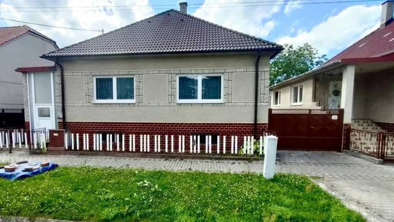 NA PREDAJ 4 IZBOVÝ RODINNÝ DOM S GARÁŽOU, POZEMOK 800 M2, KU