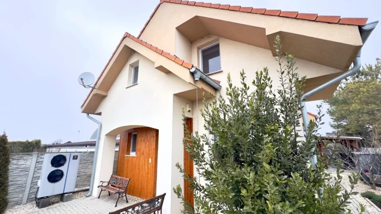 4 IZBOVÝ RODINNÝ DOM S BAZÉNOM, POZEMOK 783M2, RECA, okr. SE