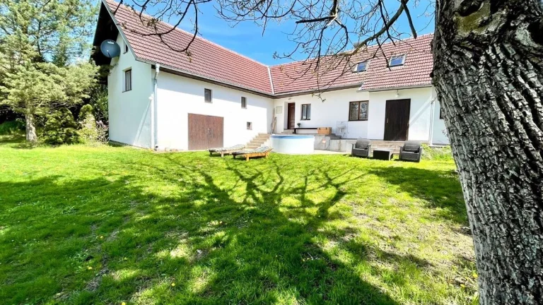 5 IZB. RD S DVOMI BYTOVÝMI JEDNOTKAMI, POZEMOK 2595M2, KOSTO