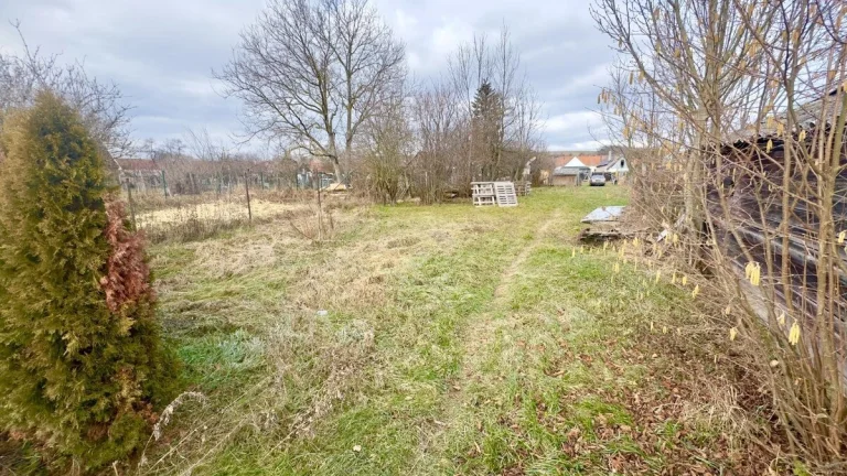 NA PREDAJ POZEMOK NA VÝSTAVBU RD, 562M2, OSUSKÉ, okr. SENICA