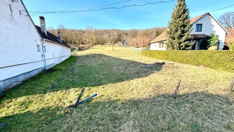 POZEMOK PRE VÝSTAVBU RODINNÝCH DOMOV, 4243 M2, PRIETRŽ, okr.