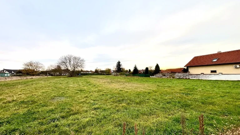 NA PREDAJ POZEMOK PRE VÝSTAVBU RODINNÉHO DOMU, 810M2, SENICA