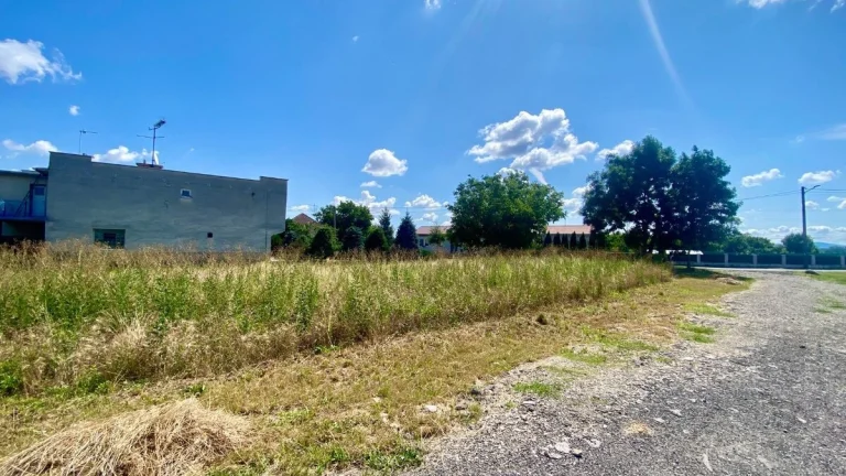 NA PREDAJ POZEMOK PRE VÝSTAVBU RODINNÉHO DOMU, 550 M2, DOJČ,